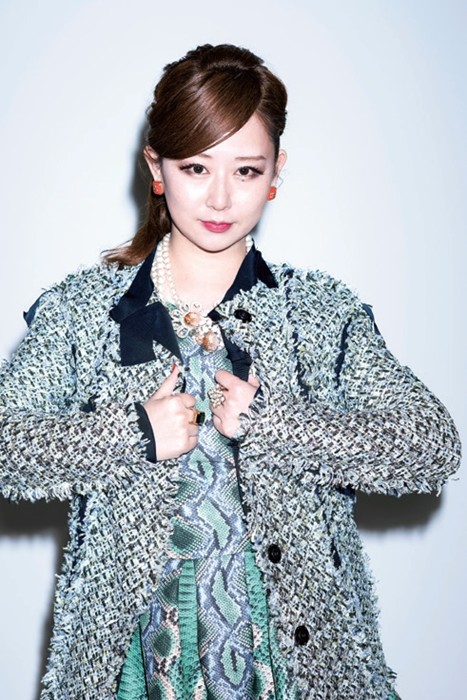 東村アキコ先生近影_re.jpg