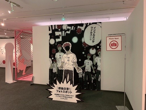 はたらく細胞原画展_会場03.jpg