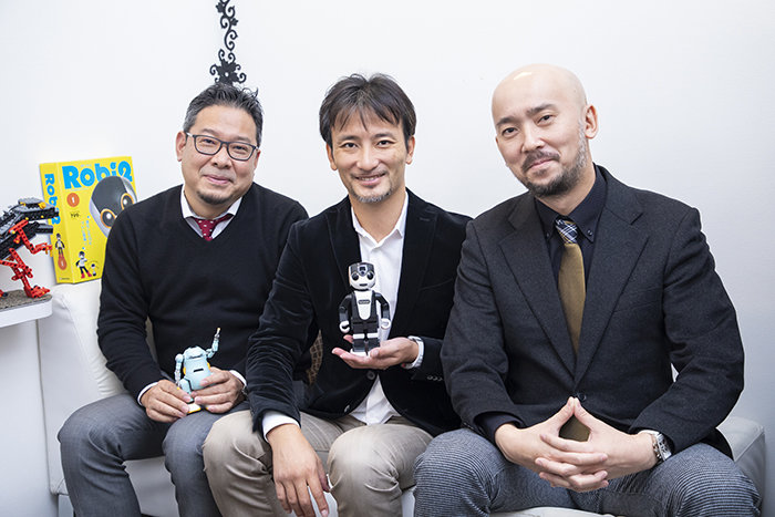 （左から）株式会社リビングロボット 代表取締役　川内康裕さん、ロボットクリエーター　高橋智隆さん、クリエーター　亀井栄輔さん