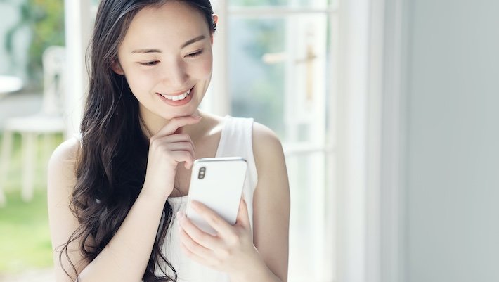 電子マンガを購読する女性