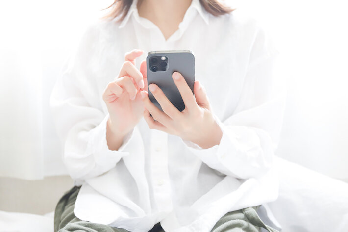 スマホを操作する女性