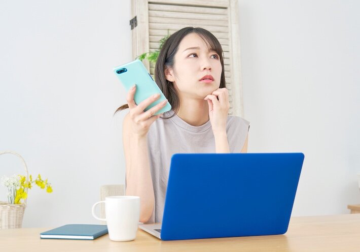 ネットサーフィンしながら迷うユーザーのイメージ