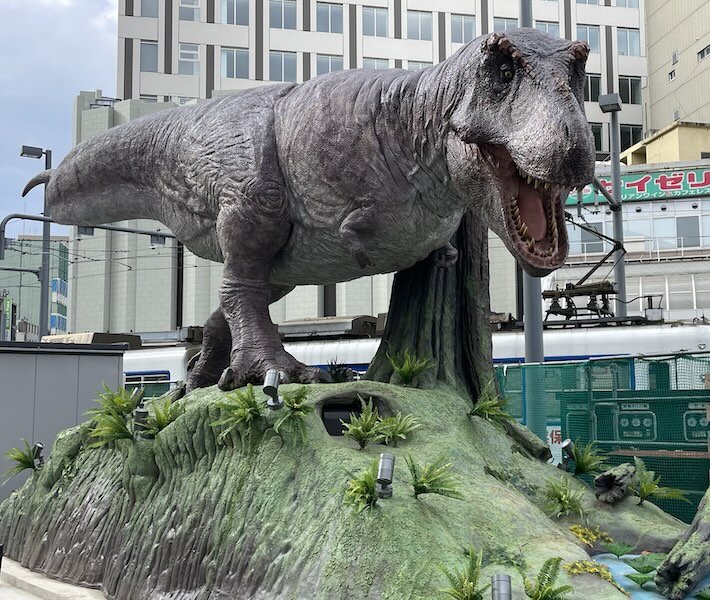 ＪＲ福井駅西口のティラノサウルス実物大ロボット（2023年2月15日：筆者撮影）