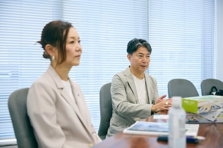 日本製紙クレシア・取締役 マーケティング総合企画本部長の高津尚子さんとFRaU関編集長3