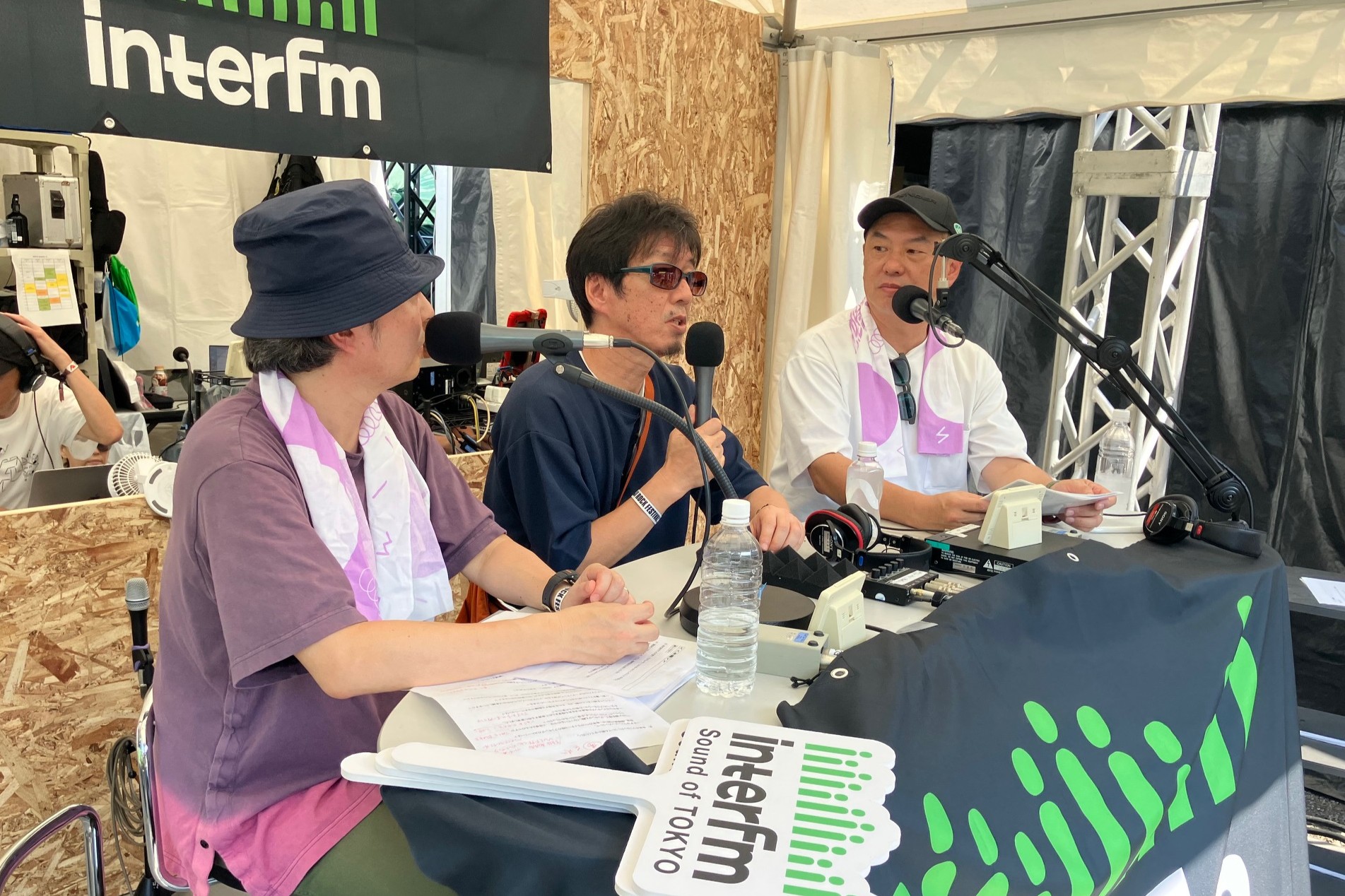 ラジオ収録中の様子。左から長崎亘宏氏、佐潟敏博氏、田中準也氏、