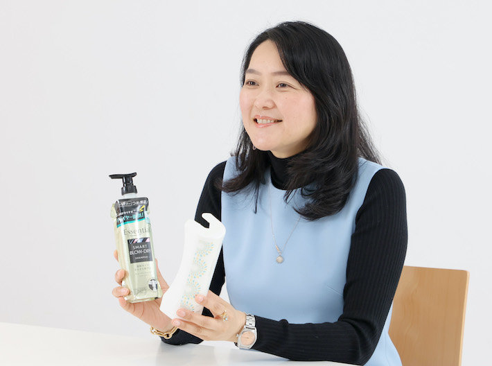 「スマートホルダー」を紹介する大谷さん
