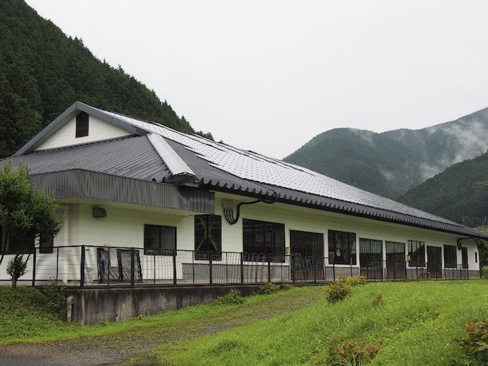 岡山県西粟倉村のコンベンションホールに屋根上に設置された発電所