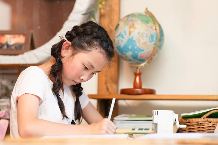勉強をする女の子