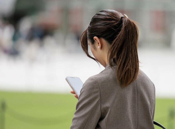 スマホを見るビジネスウーマン