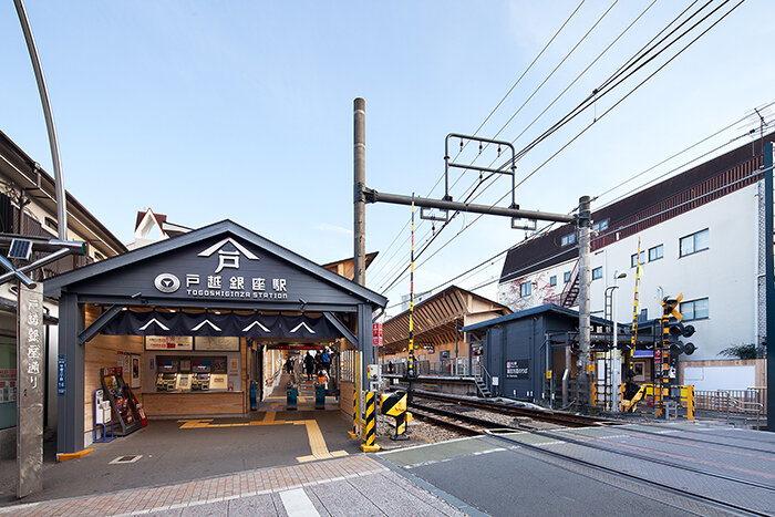 ④駅舎外観（駅舎には駅のﾏｰｸと暖簾を設置）.jpg