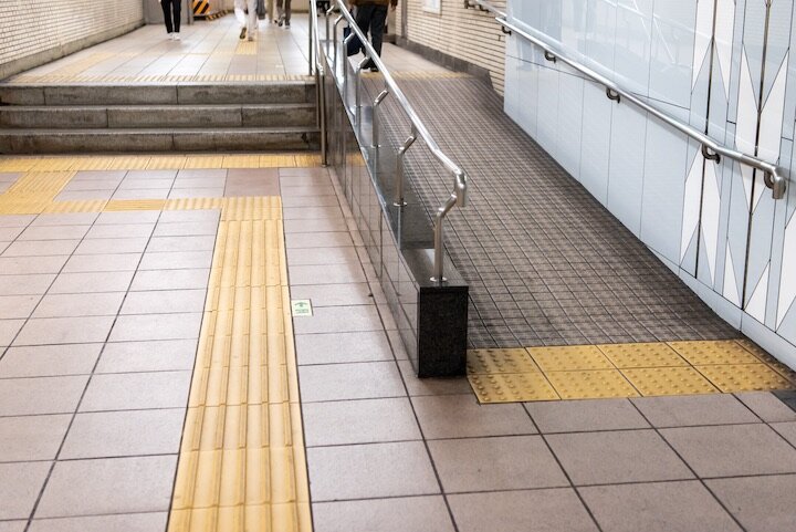 スロープのある地下道