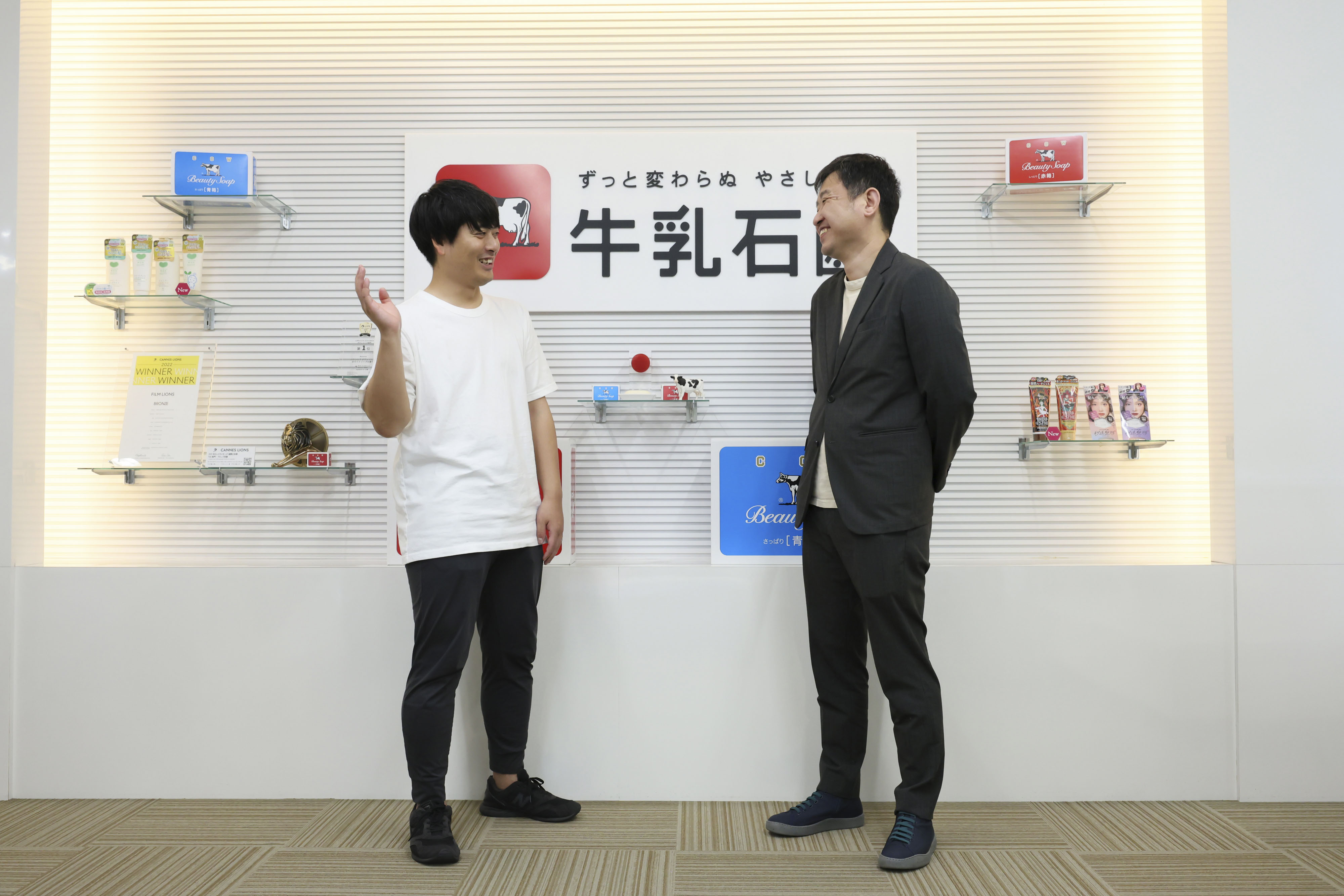 お風呂の相棒「牛乳石鹸」が日本の社会課題解決に乗り出した! 服を着たまま洗髪できるブラシや高齢者施設専用のボディソープを牛乳石鹸共進社が開発