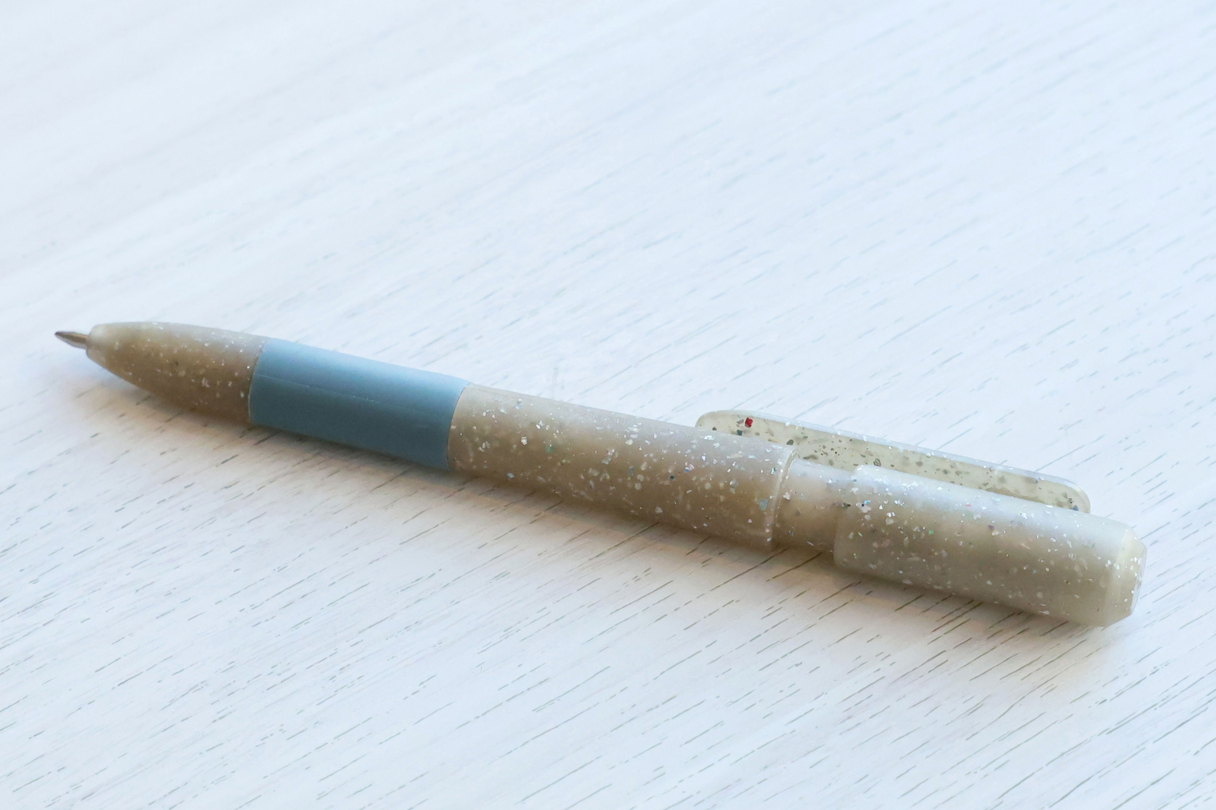 粉砕したおくすりシートを剥離せずにそのまま再生素材としたプロダクト, ペン