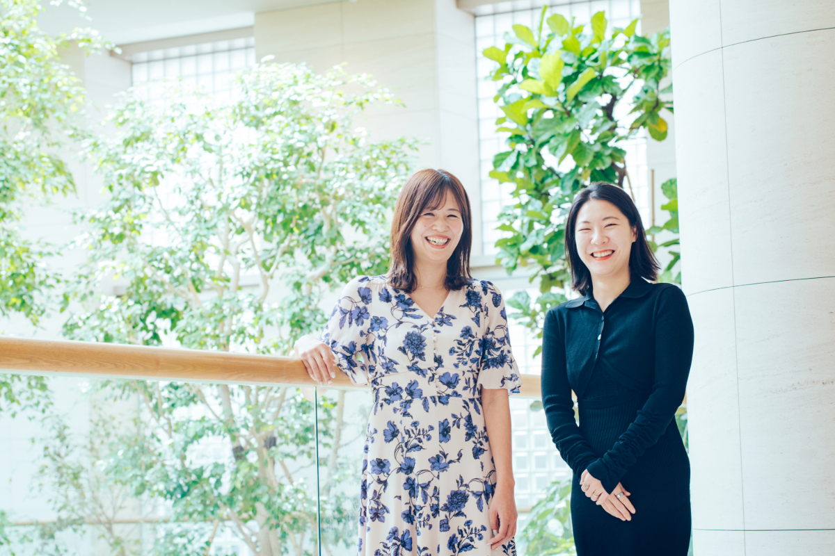 須田 淑子（写真左）／講談社 女性コミック編集部 部長
2001年講談社入社。北海道出身。「なかよし」編集部、「週刊現代」編集部を経て再度なかよし編集部に戻り、編集長を務める。2023年6月の機構改編で、６つの編集チームが一つの部署として統合し、アプリを含む９つの媒体を持つ「女性コミック編集部」が誕生し、部長に就任。

【聞き手】張蕾（写真右）／講談社 メディアプラットフォーム部
中国・西安出身。日本の大学・大学院を経て、2020年コロナ禍に講談社に新卒入社。広告部署に配属となり、以降、運用型広告を初めとするデジタル広告を中心に担務。